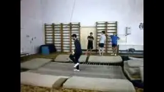 Сальто назад на батуте, с места.