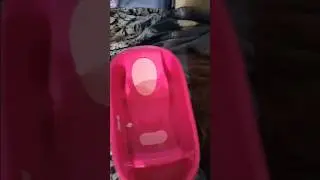 This is what happens when a dad gives his daughter a bath for the first time 😂 