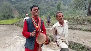 रोपाई।। के खेत में रोपाई लगाते हुए। बहुत खूब सुरत झोडा।। रमेश जगरिया व गांव के लोग।।