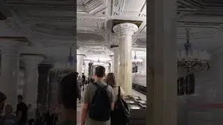 Остановка на станции метро 