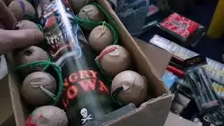 MEGA BOMBASHOP VUURWERK UNBOXING T.W.V 300,- (ILLEGAAL)