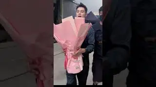 William Chan received flowers from fans, he was happy&said thanks陈伟霆睡衣造型拍许我耀眼，收到花超开心说谢谢～新剧《许我耀眼》路透
