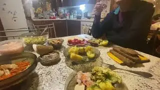 Накрыли поляну под водочку / Как спит собака на даче