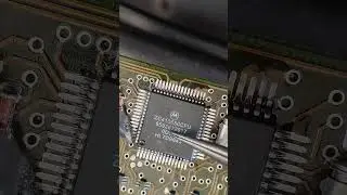 Soldering a microcontroller with a hatchet-shaped tip - simple and precise! 🔧🔥