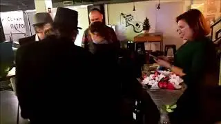 Как надо пить портвейн на поэтических вечерах.