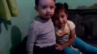 Niños besandose