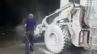 Washing a loader with Active Diamond Foam