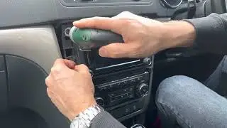 Removing the media unit in a Skoda Yeti