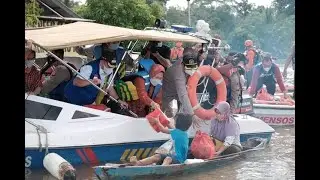 Mensos Beri Bantuan Banjir ke Kabupaten Sekadau