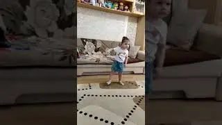 София любит танцевать.