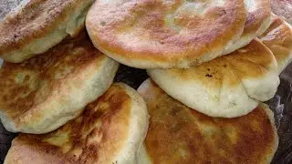 Дрожжевые лепешки со свежей зеленью, сыром и чесноком. Очень вкусно.