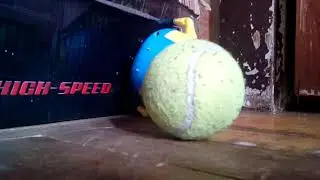 Тупые Миньоны играют с мячиком