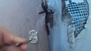 Пытались взломать подсобное помещение  ,