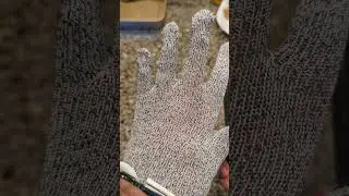 These kids' gloves will keep them safe!