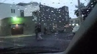 Cacas mostrando su auto