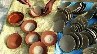 How does the potter paint the lid? kumahar.