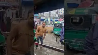 খুলনায় ৯১ মিলিমিটার ভারি বৃষ্টিতে তলিয়ে গেছে রাস্তাঘাট, শহরে সৃষ্টি হয়েছে জলাবদ্ধতা।