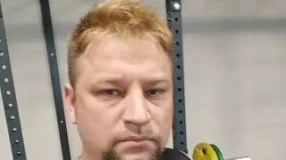 Один В Зале.
