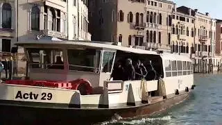 Поездка на вапоретто по Гранд-каналу Венеции в сторону площади Сан Марко