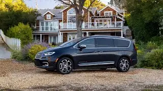 Chrysler Pacifica AWD - Walkaround Review by Casey Williams