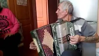 Андрюха играет на гармошке.