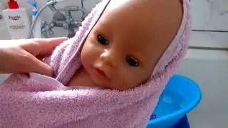 Baby Born Puppe baden, spielen, Spaß haben