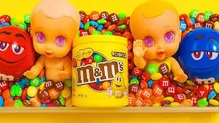 Colorful M&M’s Bath Surprise! Dolls & Candy ASMR Unpacking