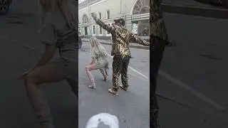 ПИТЕР ❤️ТАНЦОР МАЙКЛ ТАНЦУЕТ С ДЕВУШКОЙ ❤️УЛИЦА ДУМСКАЯ ❤️❤️❤️
