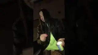 Пьяная девушка вылезла из такси, и начала танцевать😳