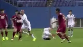 Güney Koreli futbolcunun boynu kırıldı!