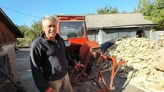 Тракторна дровопилка знову в роботі.