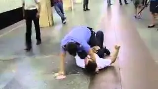 Драка мента с пьяницей в метро