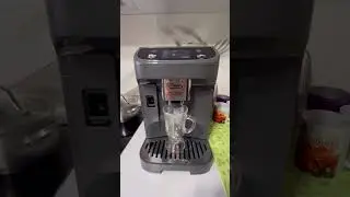 DeLonghi ECAM-320.70.TB. Заваривает 12 видов кофе. Приготовила обычное кофе, как я люблю.
