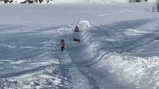 Глеб и Яна гостят у бабушки/катание на горке/ Глеб и Яна у бабушки в городе Новая Ляля/ дети гуляют