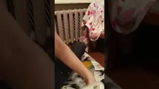 Распаковка ручки, зубных щеток и держателя для телефона на велосипед