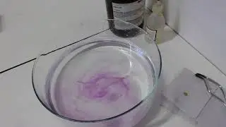 Natrium in Wasser von oben + Phenolphthalein