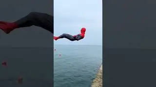 ЧЕЛОВЕК-ПАУК ДЕЛАЕТ САЛЬТО В МОРЕ 😍  