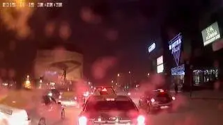 Сумашедший пешеход перебегающий дорогу. Crazy woman run across the road