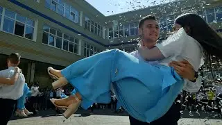 Вот каким должен быть прощальный вальс выпускников на последнем звонке.
