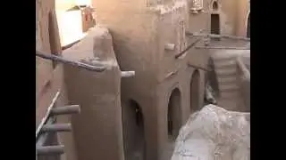 Декорации и раскопки древнего города.