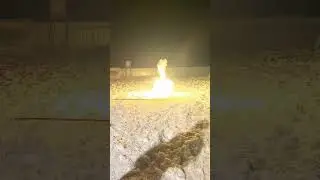 взрыв большого снежка петардой!!