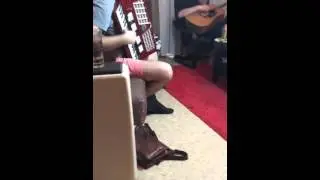 Аккордеон, гитара и барабан кхмеров, вероятно