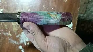 простой нож с рукоятью по новой технологии.