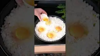 Pirinç yumurta. Akşam yemeğine veya Kahvaltıya pişirin. Soğan. Yumurta. Domates ve kabak. 5 dakikada