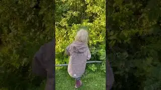 Caroline kontrollerer om afløbs slangen sidder korrekt - platin/komfortplads