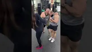 Чемпионка мира по кикбоксингу пугает качков