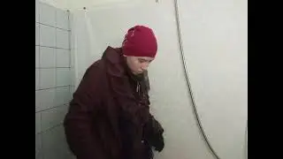 девочка моется