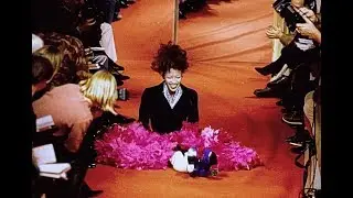 Naomi Campbell - Talking About Her Epic Fall w/ Vivienne Westwood