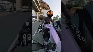 Безумный индус на авто подрезал байкершу! 🏍️😬