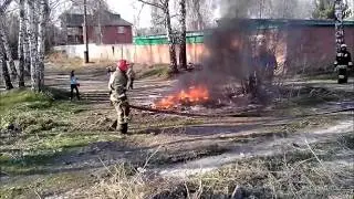 Пожарные тушили костер у АЗС Хорос в Бердске